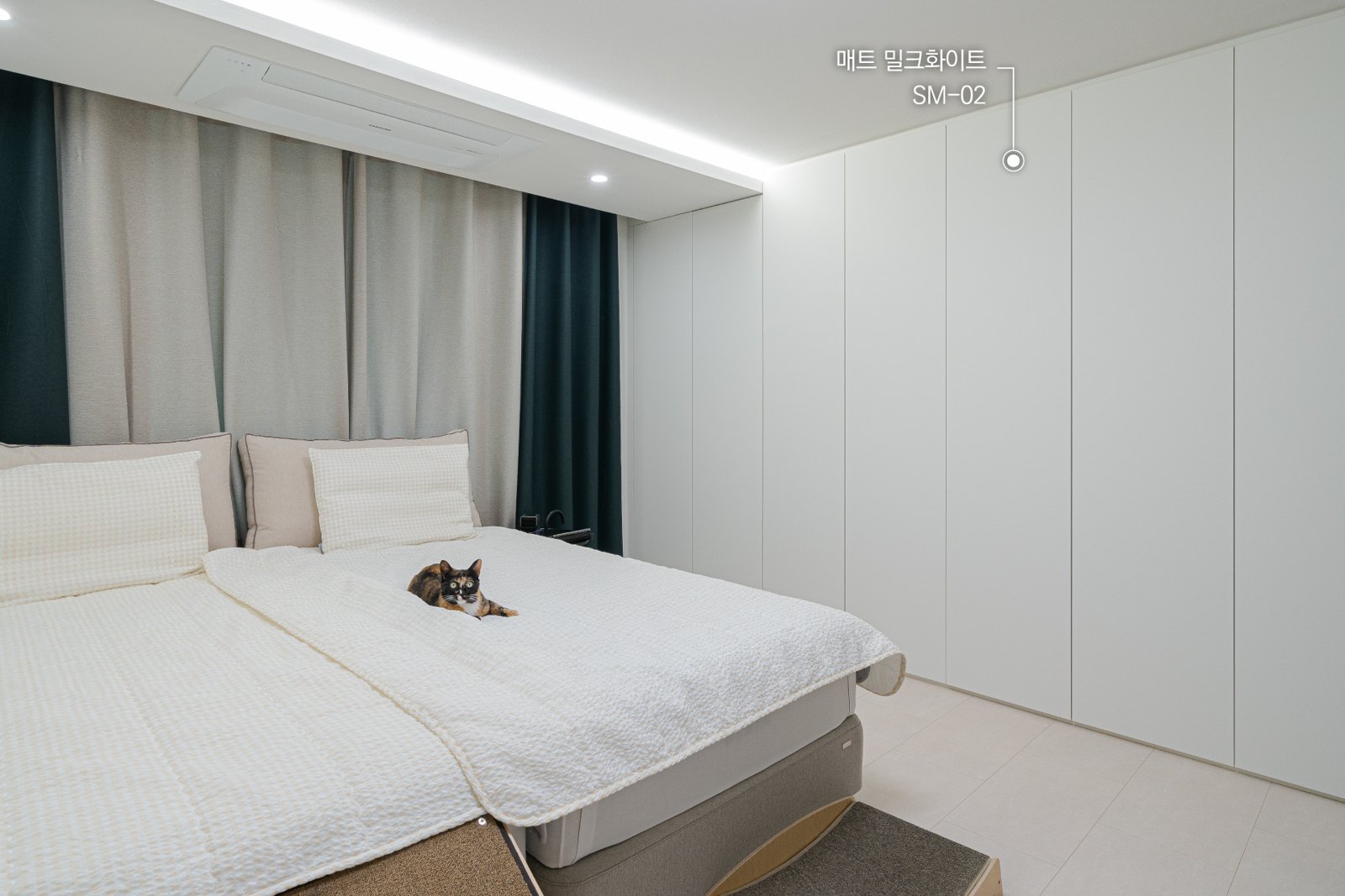 예림보드 LUX 매트 밀크화이트 SM-02 손잡이 없는 붙박이장 — 32평 아파트 침실