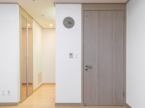 문짝만 교체 · 기존 문틀은 같은 색 인테리어 필름으로 랩핑 — 2023 예림 블로그 현장