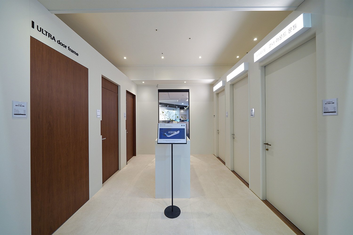 본사 프리미엄 전시장 — 울트라 문틀(ULTRA door frame) 도어 전시 구역