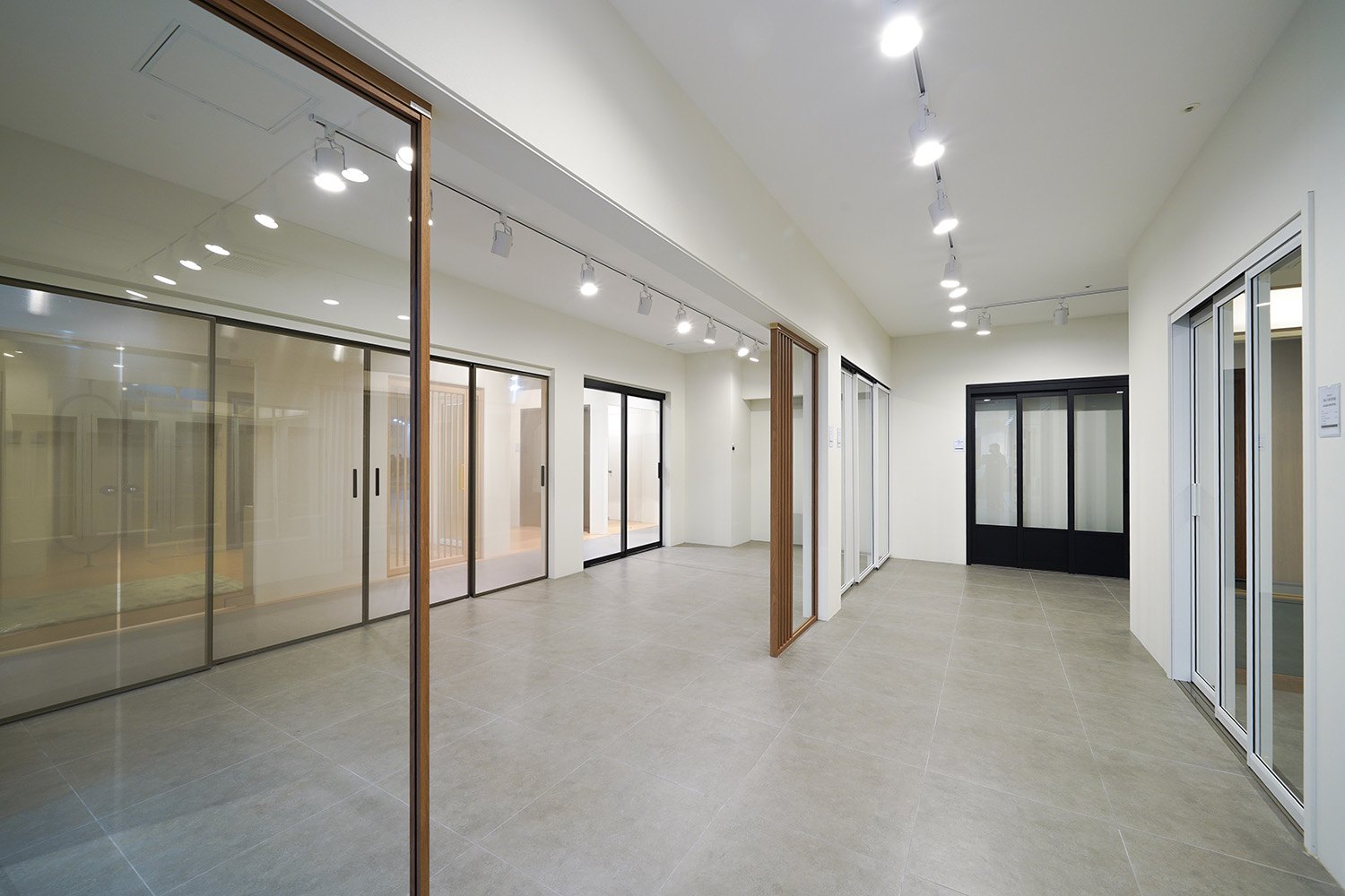 본사 프리미엄 전시장 Material Library — 도어·중문 구역