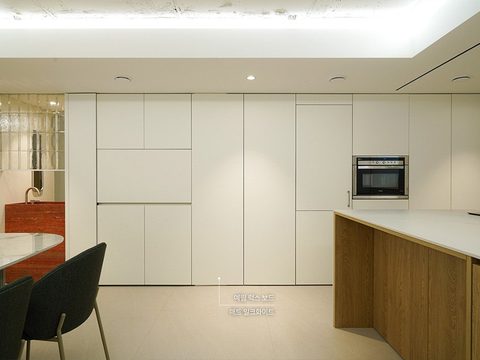 하임 인테리어 필름 던오크(HPW24) 아일랜드 · 예림 럭스 보드 매트 밀크화이트(SM-02) 벽면·수납장 · 가수 이지혜 하우스 — 예림 홈페이지
