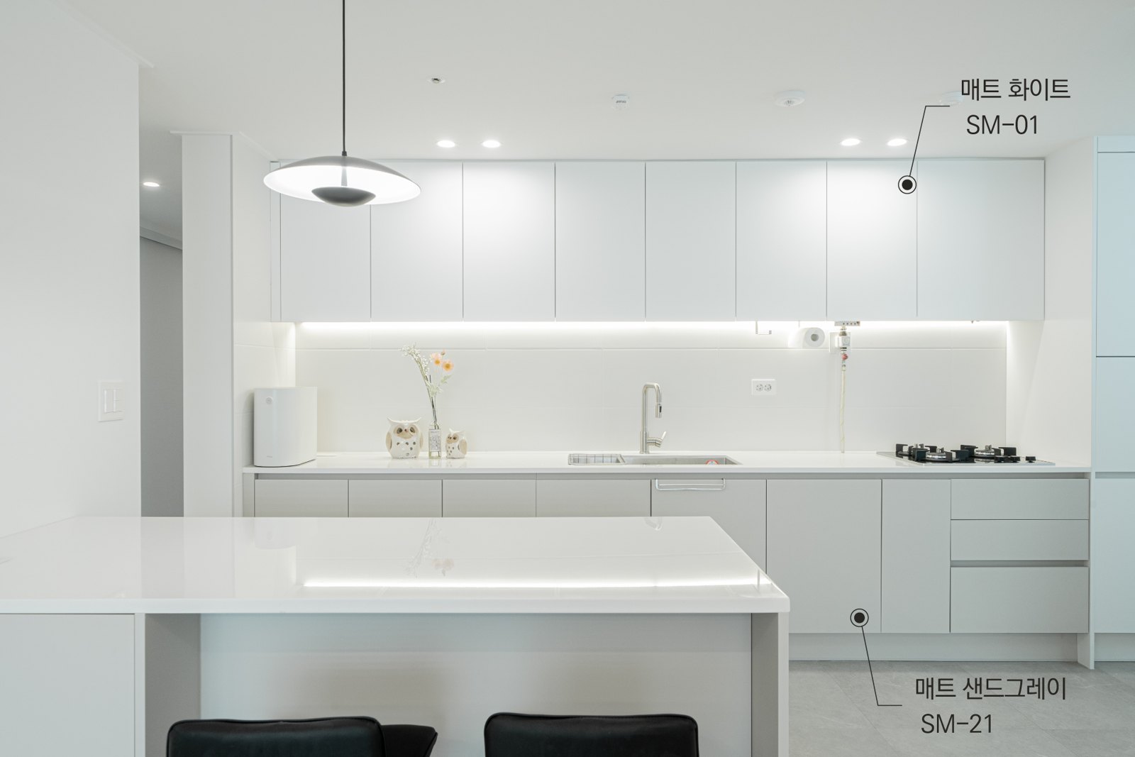 30평 아파트 주방 재배치 — 상부장 예림보드 LUX 매트 화이트(SM-01) · 하부장·아일랜드 매트 샌드그레이(SM-21)