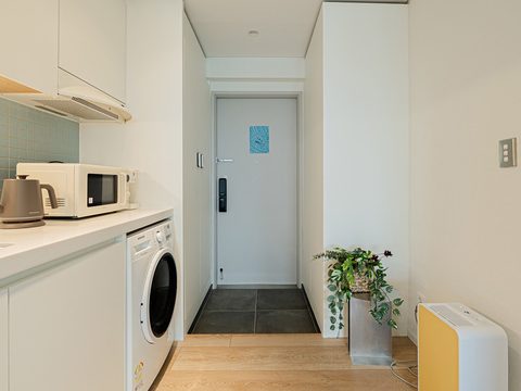 10평 원룸 주방 — 하부장 예림보드 럭스MR 매트 밀크화이트(SM-02) · 상부장 인테리어 필름 매트 밀크화이트(HSM02)