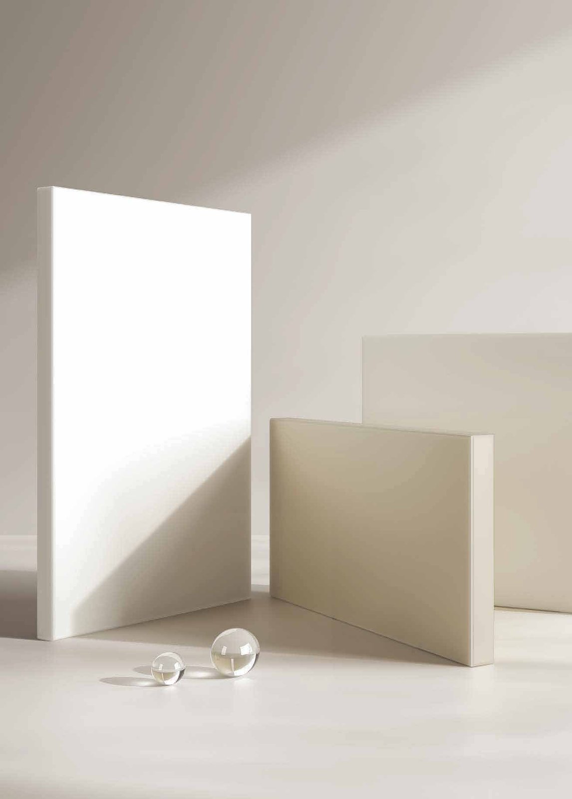 Prestige Glass 도어재 판재 두 장을 세워 둔 연출 이미지