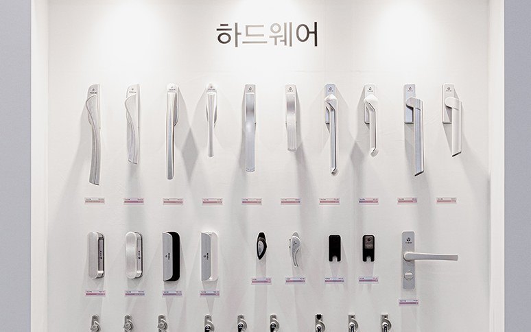 예림 본사 프리미엄 전시장 WINDOW 구역 하드웨어 벽 · 예림 홈페이지