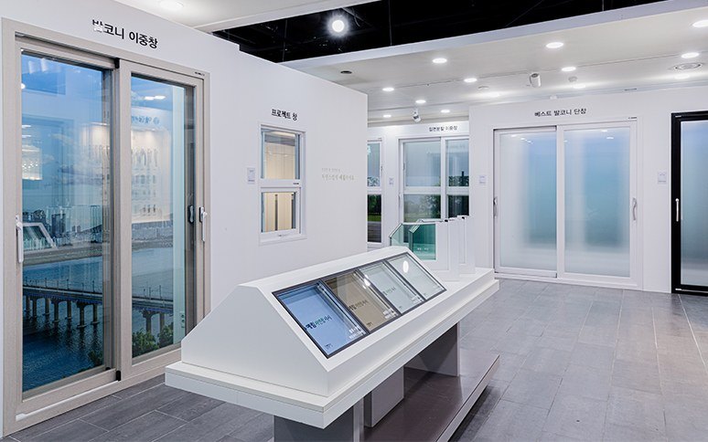 예림 본사 프리미엄 전시장 WINDOW 구역 — 발코니 이중창·프로젝트 창 전시 · 예림 홈페이지